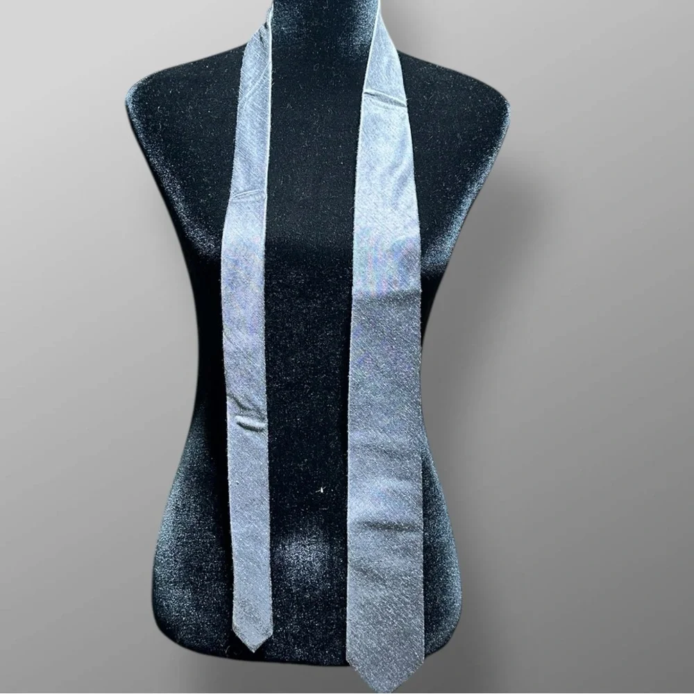 Michael Kors Men’s Silver & Blue Silk Blend Tie 58″ Elegant Classic